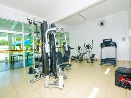 Área interna da academia do diRoma Resort, com equipamentos multi-exercício,  anilhas, esteiras e bicicletas ergométricas.